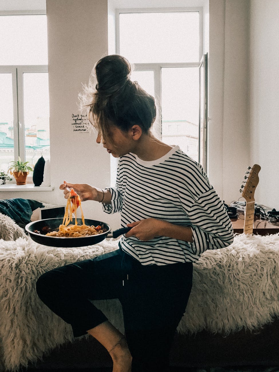 4 RAZONES POR LAS QUE COMEMOS EN&nbsp;EXCESO